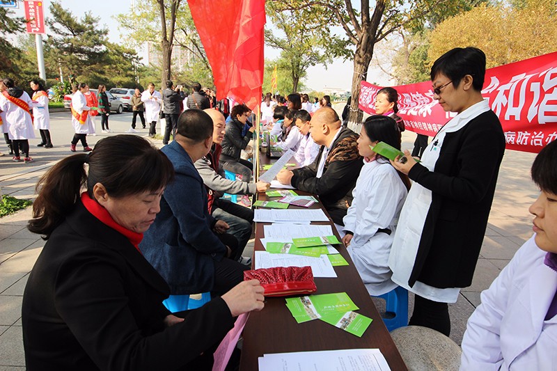 省脑科医院医务人员在英雄广场义诊现场。.jpg